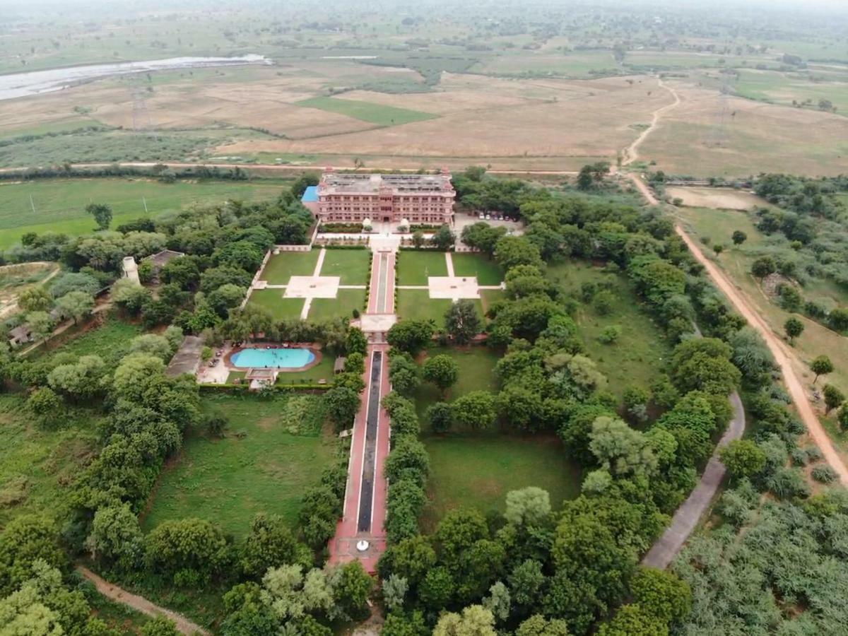 Umaid Palace - A Lakeside Heritage Palace Resort Near Jaipur Close To Bhangarh & Chand Baori Stepwell Abhaneri Dubbi Exterior photo